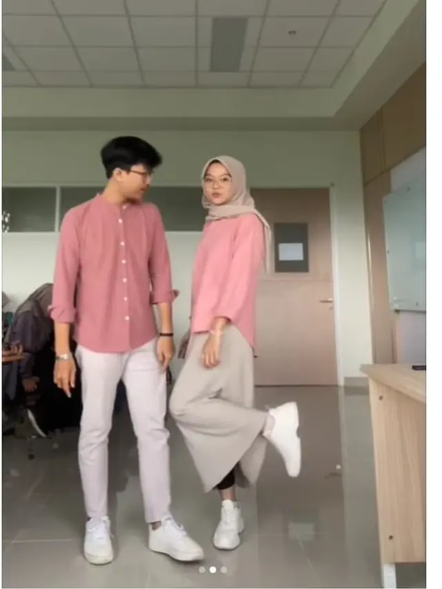 Pasangan Kekasih Ini Sering Pakai Baju Couple ke Kampus, 6 Potretnya Serasi Banget