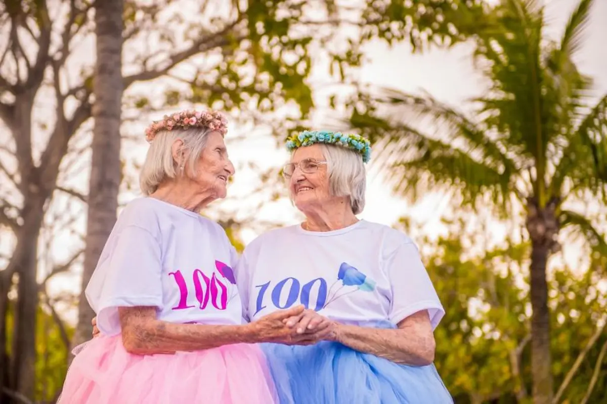 Nenek Kembar Rayakan Ulang Tahun ke-100 dengan Foto-foto, Gemas!
