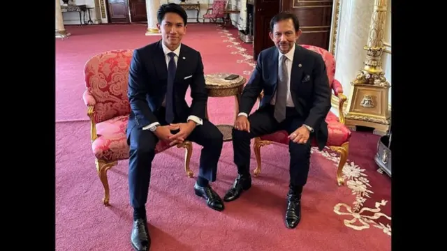 Pangeran Abdul Mateen mendampingi ayahnya, Sultan Brunei Hassanal Bolkiah dalam kunjungan resmi. (Instagram/@tmski)
