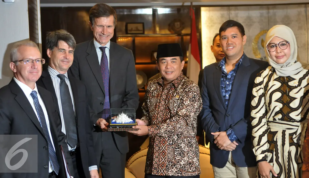 Ketua DPR Ade Komarudin foto bersama dengan mantan Dubes AS untuk Indonesia Robert O Blake di Jakarta, Kamis (14/7). Kedatangan Robert O Blake untuk berpamitan sehubungan masa tugasnya di Indonesia yang telah selesai. (Liputan6.com/Johan Tallo)