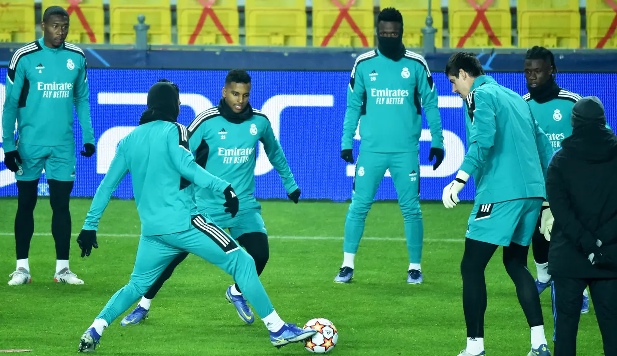 Pemain depan Real Madrid Rodrygo Goes dengan rekan satu timnya mengambil bagian dalam sesi latihan di Stadion Sheriff di Tiraspol, Selasa (23/11/2021). Real Madrid bakal melawat ke markas FC Sheriff pada laga kelima Liga Champions 2021/22, Kamis dini hari WIB. (Sergei GAPON / AFP)