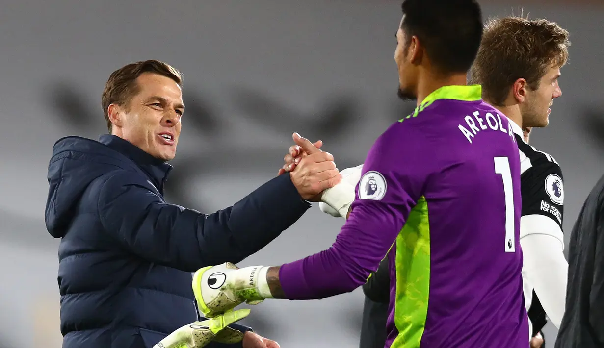 Pelatih Fulham, Scott Parker, merayakan kemenangan atas West Bromwich pada laga lanjutan Liga Inggris di Craven Cottage, Selasa (3/11/2020) dini hari WIB. Fulham menang 2-0 atas West Bromwich. (AFP/Clive Rose/pool)