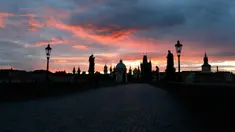 Matahari terbit di atas Jembatan Charles yang dibangun pada abad pertengahan di Praha, Republik Ceko, Kamis (8/10/2020). Infeksi virus corona COVID-19 di Ceko mencapai rekor tertinggi baru dua hari berturut-turut, melampaui 5.000 kasus dalam sehari untuk pertama kalinya. (AP Photo/Petr David Josek)