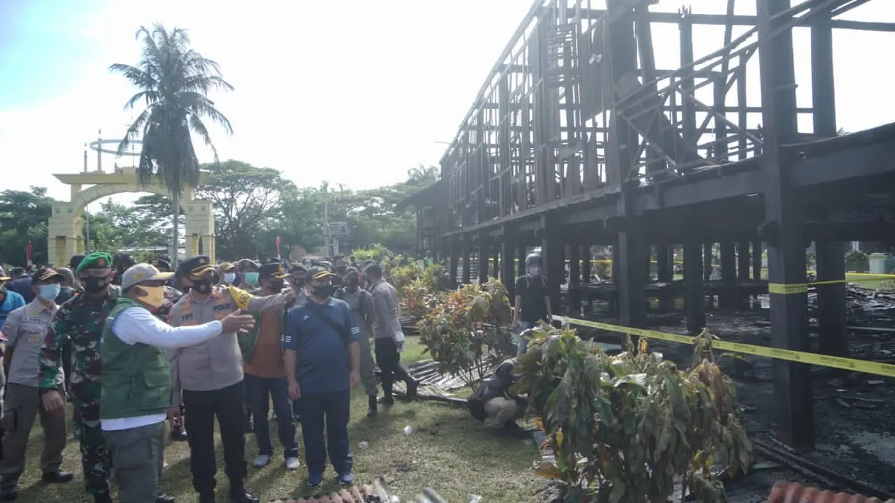 Bupati Bone, Andi Fahsar Padjalangi tinjau rumah adat Kerjaan Bone usai dilalap si jago merah (Liputan6.com/Fauzan)