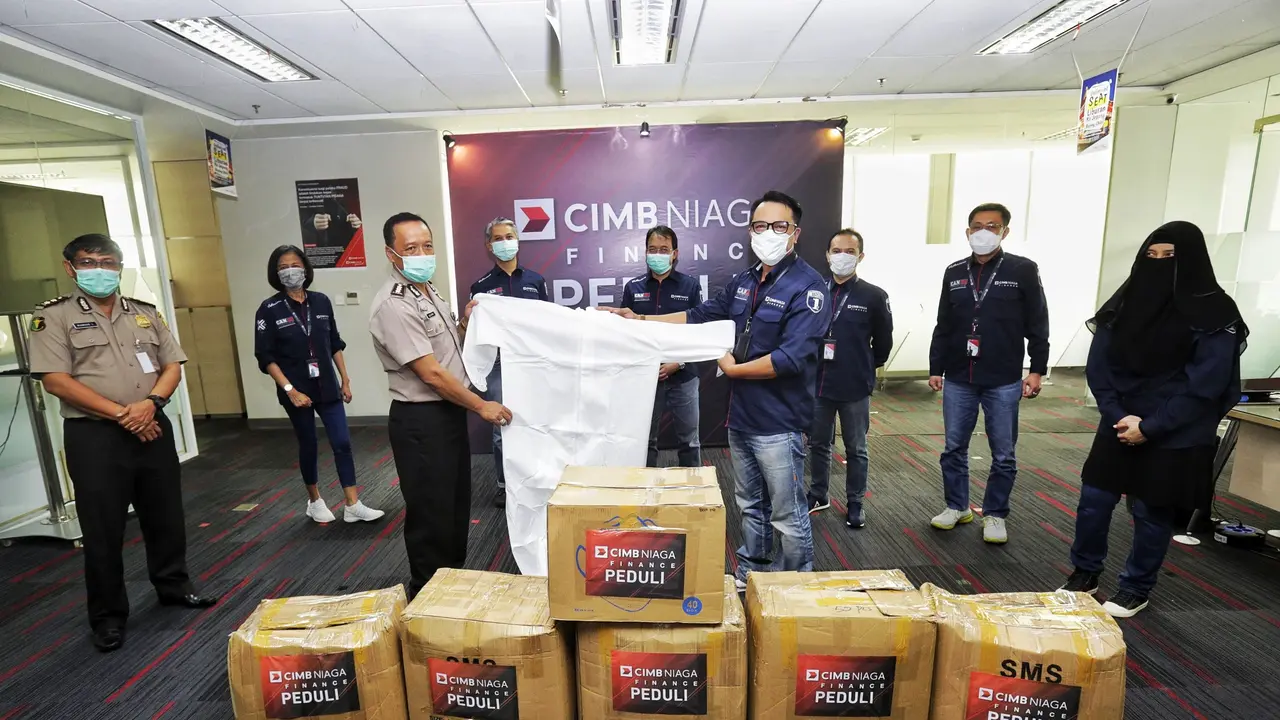 CIMB Niaga Finance menyalurkan bantuan alat kesehatan untuk tenaga medis. (Dok CIMB Niaga Finance)
