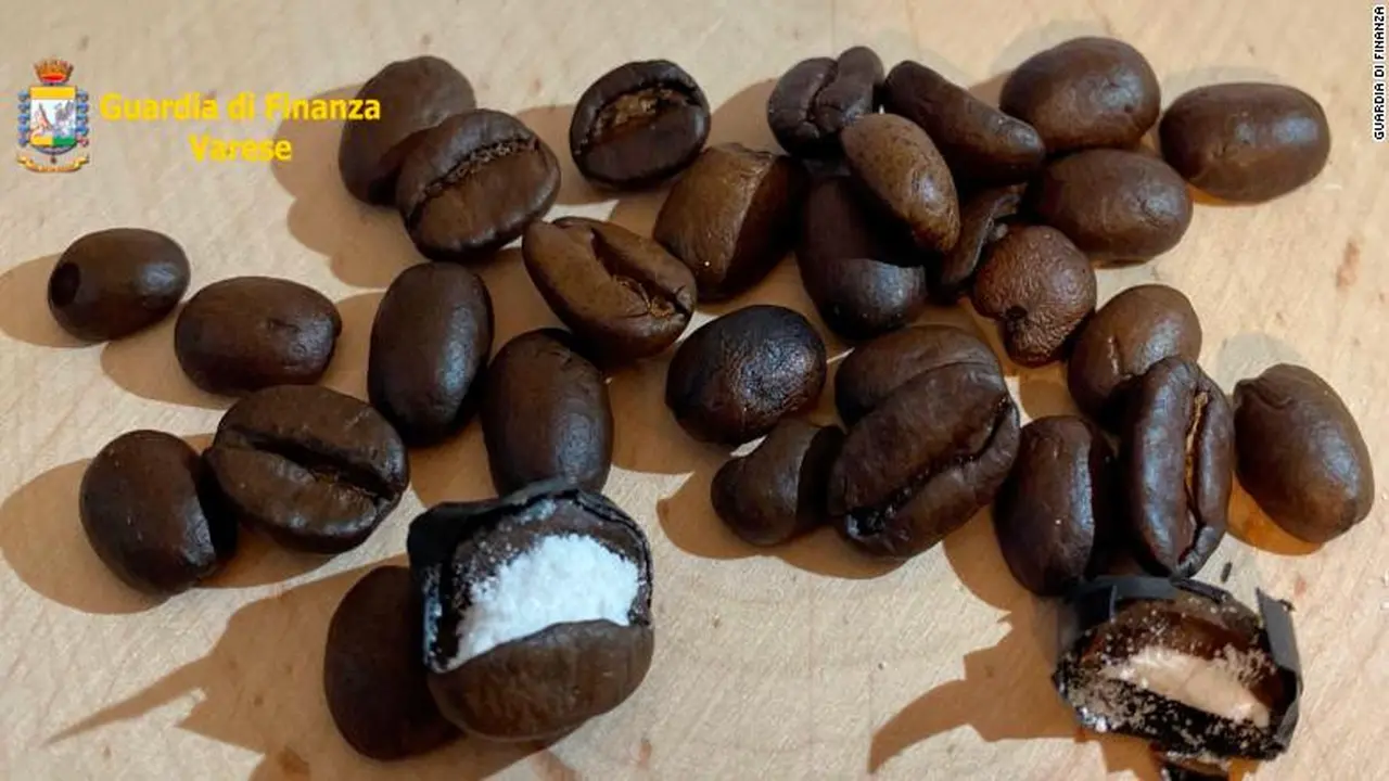 Coffee beans hollowed out and filled with cocaine (Guardia di Finanza Varese)