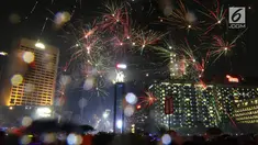 Walaupun hujan gerimis, perayaan pesta kembang api di Jakarta menyambut Tahun Baru 2019 tetap meriah.