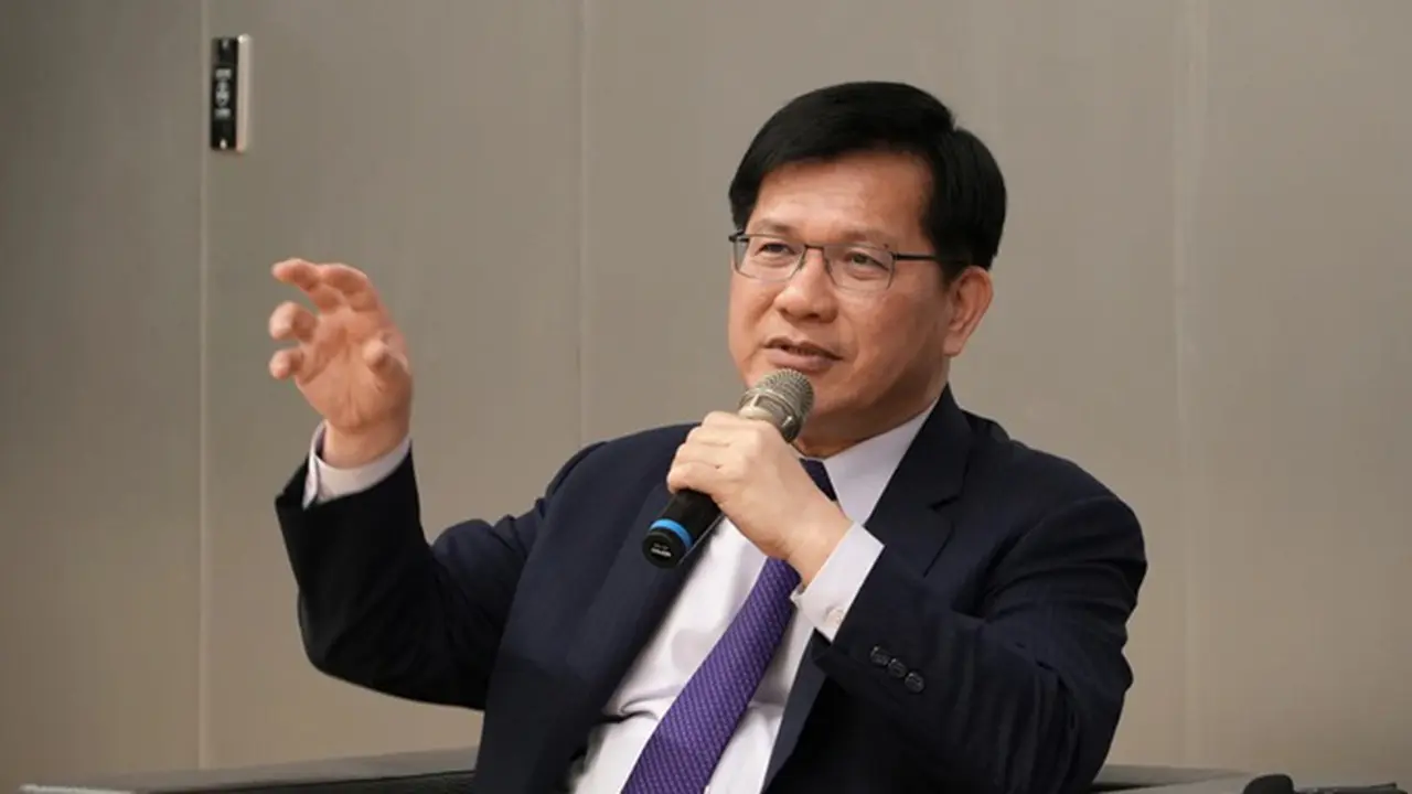 Menteri Luar Negeri Taiwan Lin Chia-Lung saat berbicara dengan media pada Rabu (12/11/2025).