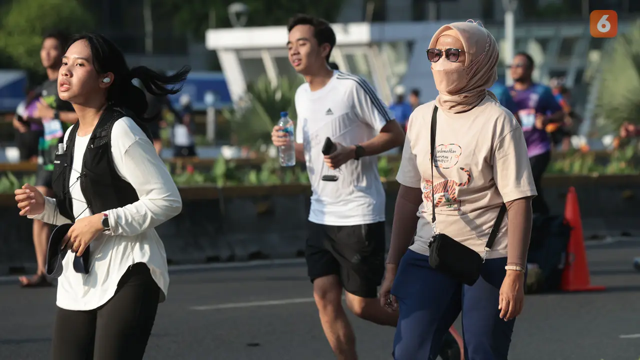 Warga Bermasker Saat Lari di CFD Jakarta