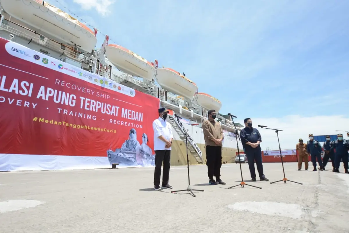 Menteri Perhubungan Budi Karya Sumadi dan Menteri BUMN Erick Thohir mengunjungi fasilitas isolasi terpusat Kapal Pelni KM Bukit Raya di Pelabuhan Belawan, Medan