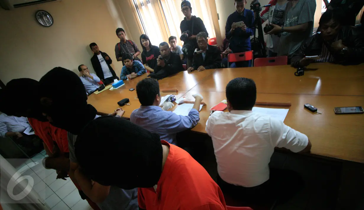Petugas menggelar press release terkait penangkapan pengedar narkoba di Mapolda DIY, Rabu (20/1/2016). Dari para tersangka, petugas berhasil mengamankan narkoba jenis sabu dan ekstasi. (Foto:Boy Harjanto)