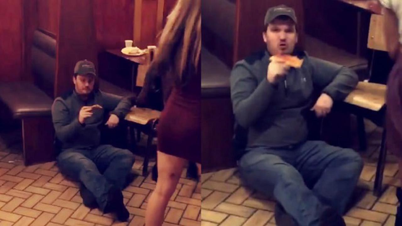 Di Tengah Tawuran, Pria Ini Malah Tenang Makan Pizza