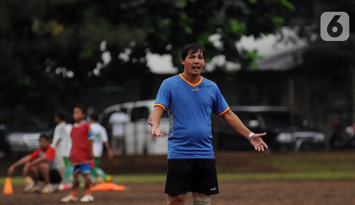Mantan penyerang Timnas Indonesia, Ricky Yakobi saat melatih di salah satu lapangan di Jakarta. Ricky Yakobi membantu skuat Garuda merebut medali emas SEA Games 1987 untuk kali pertama. (Liputan6.com/Helmi Fithriansyah)