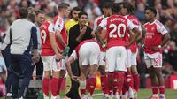 Mikel Arteta memberikan instruksi pada skuad Arsenal di laga lawan Manchester City di pekan kelima Liga Inggris 2025/26 di Emirates Stadium, Minggu (21/09/2025). (AP Photo/Kin Cheung)