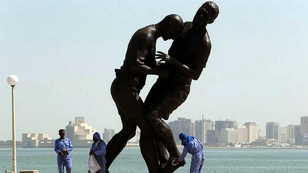 patung-zidane-131031b.jpg