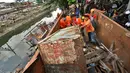 Petugas Satpol PP saat mengangkat bangunan liar ke dalam truk di Jalan Subur Baru, Jakarta, Senin (23/2/2015). Pemprov DKI Jakarta bertujuan melakukan pelebaran jalan dari empat meter menjadi tujuh meter.(Liputan6.com/Faizal Fanani)