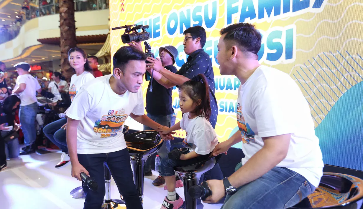 The Onsu Family meet and greet di salah satu mall di Cileungsi, Jawa Barat, Sabtu (25/1/2020). (Adrian Putra/Fimela.com)