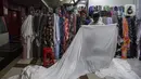 Pedagang merapikan kain di pusat penjualan pakaian dan tekstil Pasar Tanah Abang Blok B, Jakarta, Selasa (19/1/2021). Produksi pakaian diprediksi akan membaik pada posisi 3,75 persen pada tahun ini. (Liputan6.com/Johan Tallo)