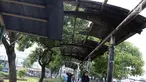 Warga melintasi jalur khusus pejalan kaki di kawasan Kampung Rambutan, Jakarta, Selasa (19/2). Atap rusak yang juga tidak dilengkapi dengan lampu penerangan mengganggu kenyamanan pejalan kaki. (Liputan6.com/Immanuel Antonius)
