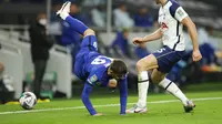 Pemain Tottenham Hotspur, Eric Dier (kanan), menekel pemain Chelsea, Mason Mount, pada laga babak keempat Carabao Cup di Tottenham Hotspur Stadium, Rabu (30/9/2020). (AP/Matt Dunham)