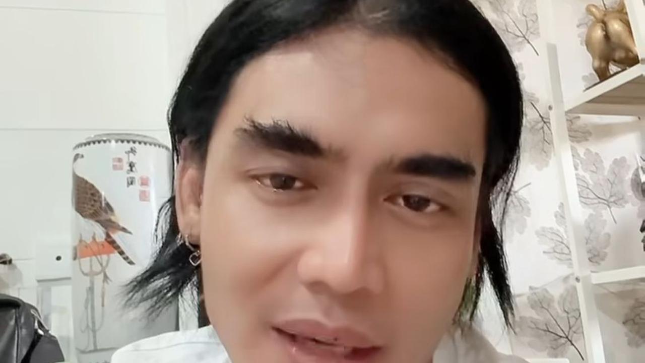 Charly Van Houten Makan di Kaki Lima, Netizen Heboh Sebut 'Artis Kampung', Apa Alasannya?