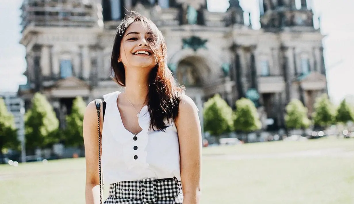 Senyum kelihatan gigi atau tidak, adik ipar Jesse Choi ini memang pancarkan pesona yang berbeda. Tersenyum lepas dengan memperlihatkan gigi indahnya, wanita kelahiran 14 Maret 1997 ini semakin terlihat manis seperti gula. Dengan pamer senyum lepas, kebahagiaan terpancar jelas di wajah Amanda. (Liputan6.com/IG/@akhairunnisa)