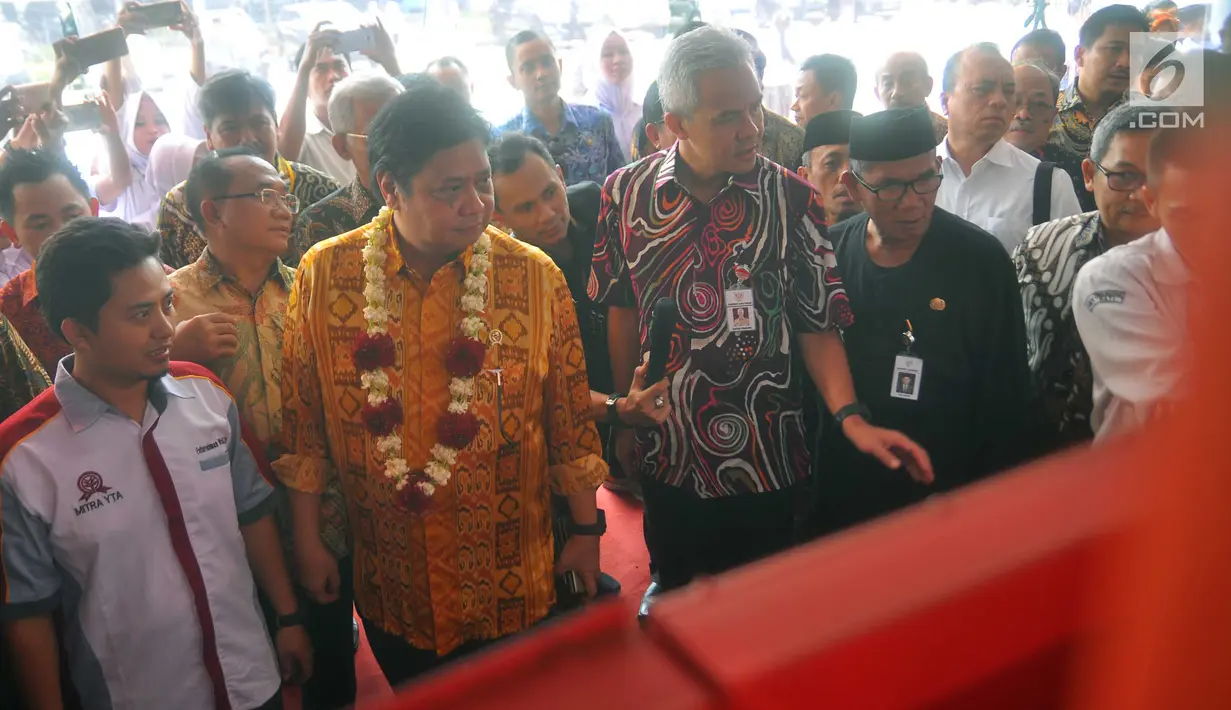 Menperin Airlangga Hartarto dan Gubernur Jawa Tengah Ganjar Pranowo melihat pameran produksi hasil karya industri dalam negeri di Pabrik Duniatex, Demak KM 14, Jawa Tengah, Kamis (28/2). (Liputan6.com/Gholib)