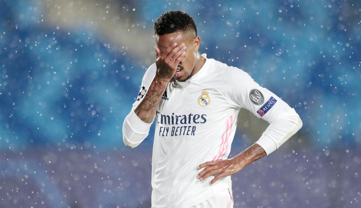 Pemain Real Madrid, Eder Militao, tampak kecewa usai ditahan imbang Chelsea pada laga semifinal Liga Champions di Stadion Alfredo di Stefano, Rabu (28/4/2021). Kedua tim bermain imbang 1-1. (AFP/Javier Soriano)