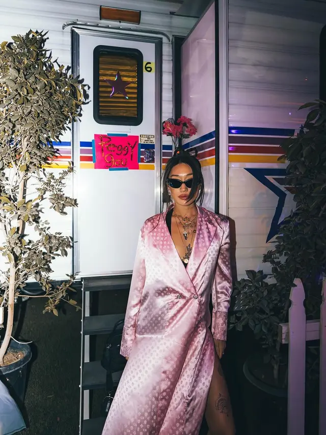 10 Adu Gaya Memukau Artis di Coachella 2024, dari Olivia Rodrigo, Paris Hilton, hingga Megan Fox