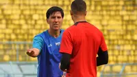 Pelatih Arema, Milan Petrovic, memberikan instruksi kepada Arthur Cunha. (Bola.com/Iwan Setiawan)