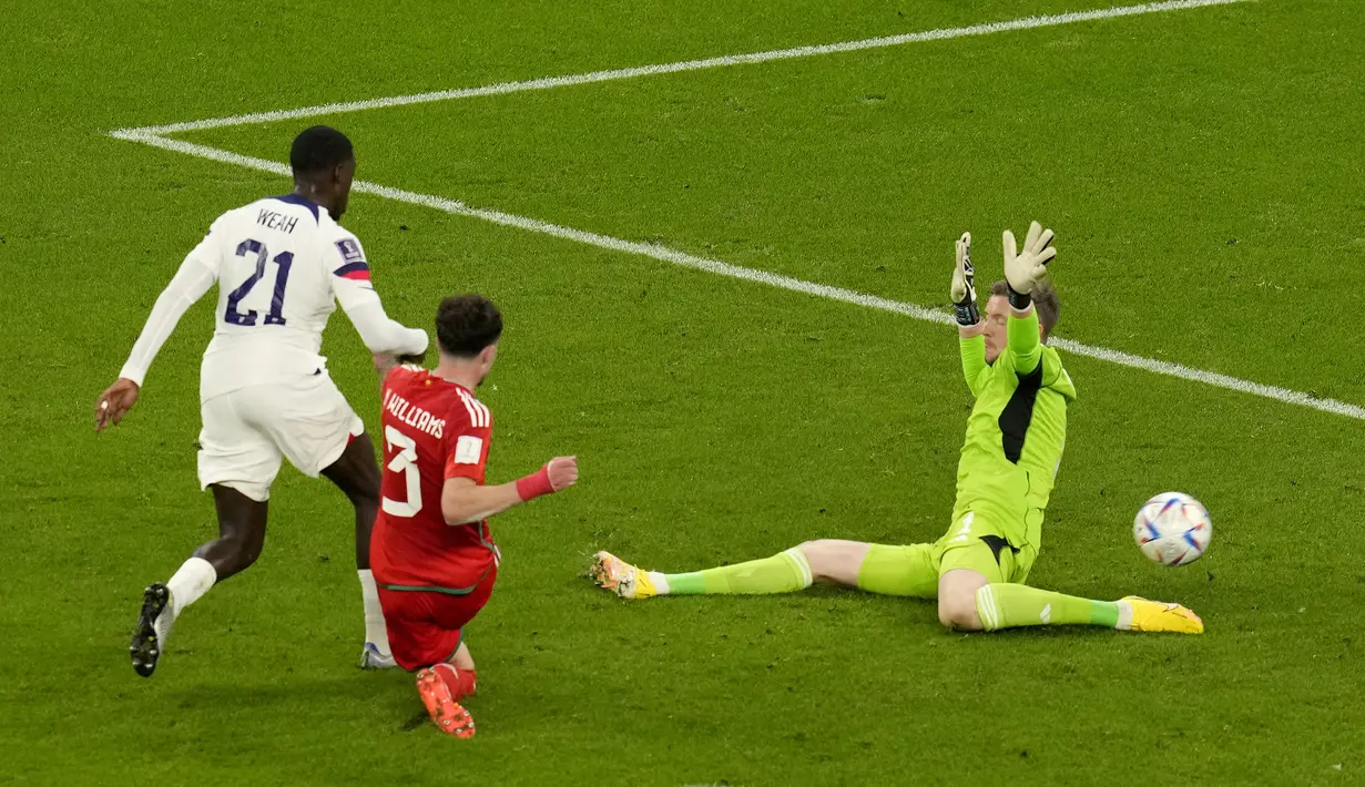 Ancaman tersebut baru membuahkan hasil pada menit ke-36 lewat aksi Timothy Weah. Gol dicetak Timothy Weah usai menerima umpan terobosan Christian Pulisic. (AP/Themba Hadebe)