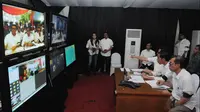 Presiden terpilih, Joko Widodo, mencoba e-Blusukan melalui teknologi teleconference, Jakarta (10/10/2014). (Liputan6.com/Herman Zakharia)