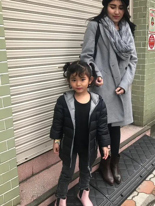 Style Ayu dan Bilqis kali ini juga kompak banget. Keduanya memakai celana jeans, baju hangat dan sepatu boots. (Instagram/ayutingting92)