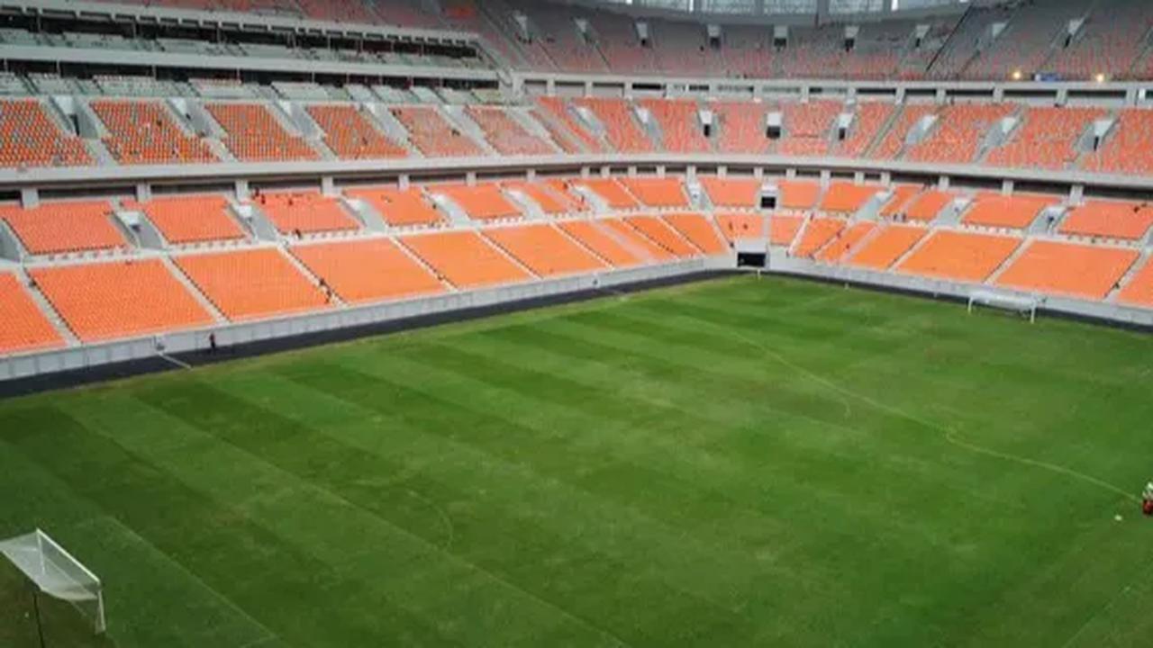 Hal kedua yang menjadi sorotan soal rumput yang digunakan di lapangan utama dan lapangan latih. Rumput yang dipakai saat ini ditanam dengan metode hybrid. Katanya, cara tanam itu tak standar FIFA sehingga harus diganti.