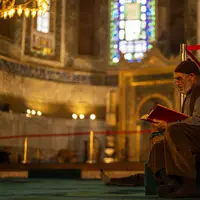 Seorang umat Muslim membaca Al-Quran, kitab paling suci umat Islam, selama bulan suci Ramadhan di masjid Hagia Sophia di Istanbul, Turki, Selasa, 12 Maret 2024. (AP Photo/Francisco Seco)