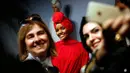 Penggiat dunai fashion berfoto dengan Halima Aden saat peragaan busana di Istanbul, Turki (26/3). Di balik kesuksesannya sekarang ini, Halima Aden dulu merupakan seorang pengungsi asal Somalia. (AP Photo / Lefteris Pitarakis)