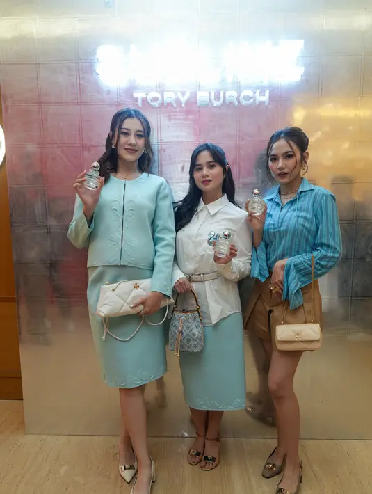 Dalam acara yang juga memperkenalkan koleksi Spring 2025 dari rumah mode Amerika tersebut, ketiganya memancarkan aura segar dan elegan yang begitu memikat. Tidak hanya lewat pilihan fashion, tetapi juga melalui aroma khas dari parfum Sublime yang menjadi highlight malam itu.  [Dok/Time International].