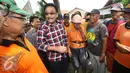 Cawagub DKI Jakarta nomor urut dua Djarot Saiful Hidayat berdialog dengan pekerja kebersihan di Kali Mati, Pasar Rebo, Jakarta Timur, Rabu (2/11). Djarot menghimbau warga untuk menjaga kebersihan kali agar mencegah banjir. (Liputan6.com/Immanuel Antonius)