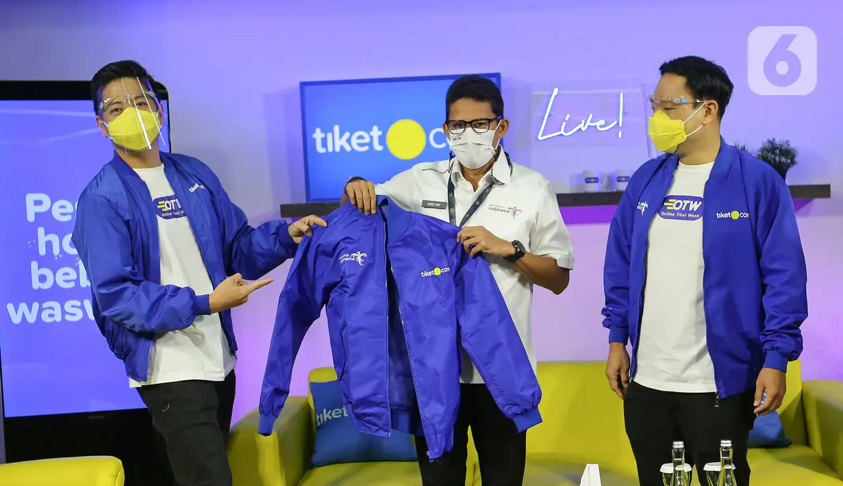 Menparekraf Sandiaga Uno (tengah) saat mengenakan jaket yang didampingi Co-Founder & CMO tiket.com Gaery Undarsa dan CEO George Hendrata di studio tiket LIVE, Jakarta, Senin (25/01/2021). Kemenparekraf dan tiket.com berkolaborasi mendukung kampanye IndDOnesia CARE. (Liputan6.com/Fery Pradolo)