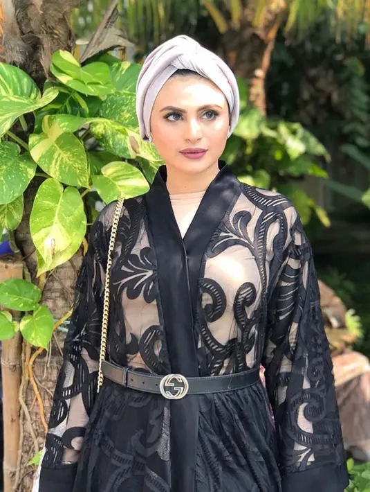 Asha Shara dalam berbagai kesempatan padukan gaya modisnya dengan kenakan turban dan dress yang bermacam-macam di berbagai kesempatan. Alhasil sangat bagus dan menawan, kini sosoknya jadi sangat anggun kenakan hijab maupun turban yang menutup kepalanya. (Liputan6.com/IG/@ashasyara)