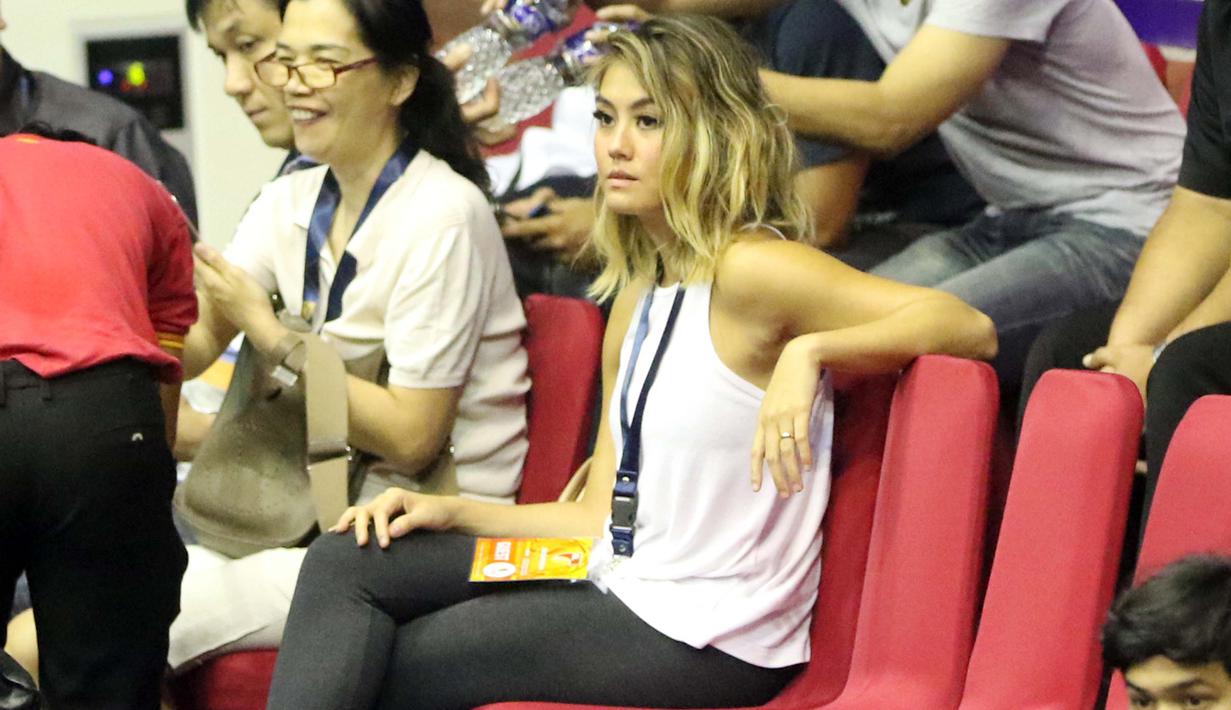 Agnes Monica serius menyaksikan laga IBL antara Stadium Jakarta vs CLS Knight di Hall A Senayan, Jakarta, Rabu (13/1/2016). (Bola.com/NIcklas Hanoatubun)