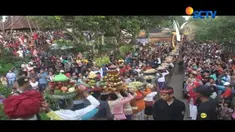 Ribuan umat Muslim dan Hindu di Lombok Barat, NTB, menggelar tradisi perang topat sebagai simbol sukacita atas berkah sang pencipta.
