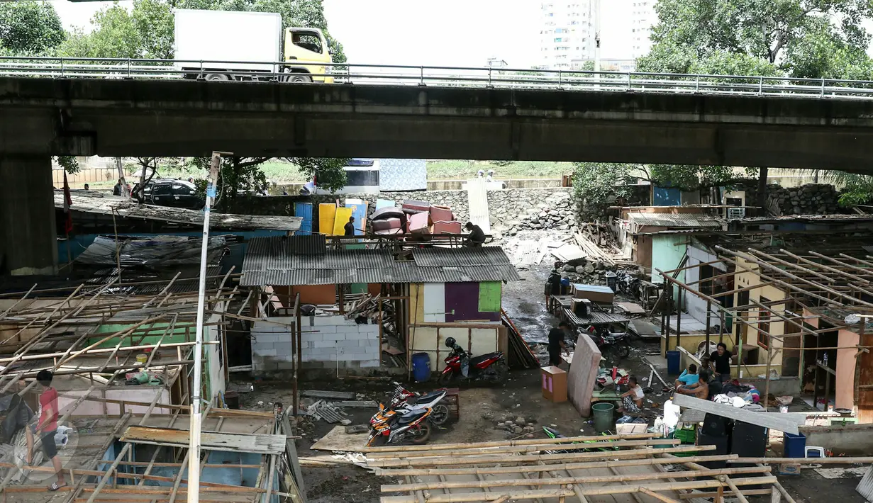 Kondisi pemukiman di Kolong Tol Pluit, Jakarta, Rabu (2/3/2016). Warga diminta membongkar rumah mereka sebelum petugas membongkarnya dalam waktu 1x24 jam. (Liputan6.com/Yoppy Renato)