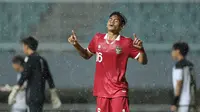 Selebrasi pemain Timnas Indonesia U-17, Muhammad&nbsp;Gaoshirowi&nbsp;usai menjebol gawang Timnas Guam U-17 dalam pertandingan Grup B Kualifikasi Piala Asia U-17 2023 yang berlangsung di Stadion Pakansari, Bogor, Senin (3/10/2022). (Bola.com/Bagaskara Lazuardi)