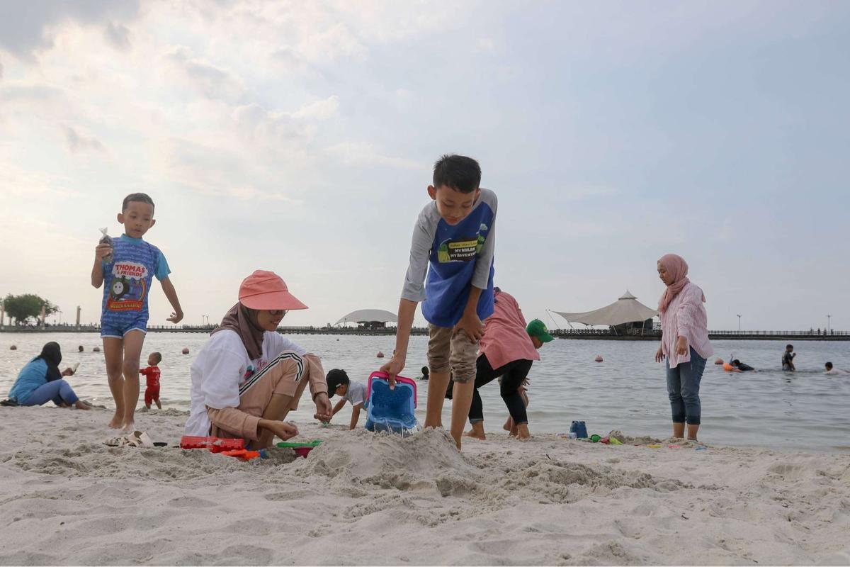 Ratusan ribu pengunjung padati Pantai Lagoon Ancol saat libur Waisak