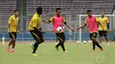 Jelang berlaga melawan Persija pada Minggu (4/5/2014), Arema Cronus menggelar latihan uji lapangan di Stadion GBK Jakarta, (3/4/2014). (Liputan6.com/Helmi Fithriansyah)