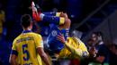 Selebrasi pemain Las Palmas, Tana, setelah mencetak gol pertama ke gawang Real Madrid dalam lanjutan La Liga di Gran Canaria, Las Palmas, Minggu (25/9/2016) dini hari WIB. (Reuters/Juan Medina)