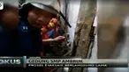 Proses evakuasi seorang korban memakan waktu lama karena petugas pemadam kebakaran harus ekstra hati-hati untuk memindahkan material
