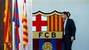 Usai memberikan pernyataan resmi tentang meninggalnya Tito Vilanova, Presiden Barcelona, Josep Maria Bartomeu terlihat tertunduk saat meninggalkan stadion Camp Nou, Barcelona (25/4/2014). (REUTERS/Albert Gea)