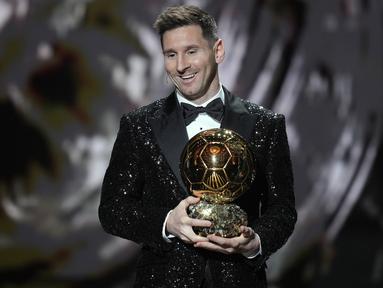 Lionel Messi berhasil menyabet gelar Ballon d'Or 2021 yang berlangsung di Thetre du Chatelet, Paris, Selasa (30/11/2021). Gelar tersebut merupakan penghargaan yang ke-7 Messi sebagai pemain terbaik dunia dari majalah olahraga Prancis, France Football. (AP/Christophe Ena)